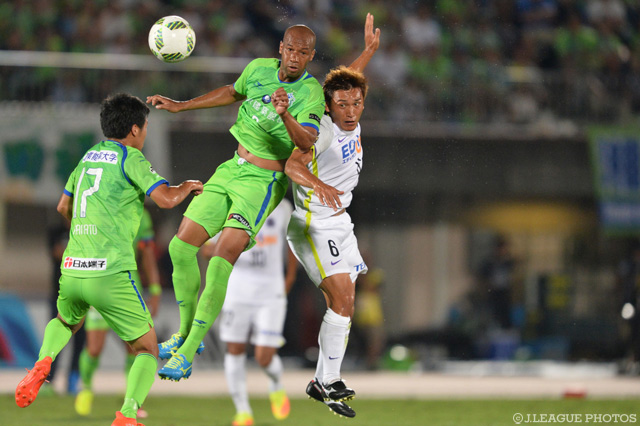 激しく身体をぶつけ合うアンドレ バイア（湘南）と青山 敏弘（広島）【明治安田Ｊ１ 2nd 第8節 湘南vs広島】