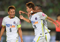 巧みな右足のアウトサイドキックで逆転ゴールを決めた丸谷 拓也（広島）【明治安田Ｊ１ 2nd 第8節 湘南vs広島】