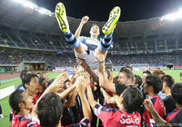 チームメイトから胴上げされる小林 祐希（磐田）【明治安田Ｊ１ 2nd 第8節 磐田vsＧ大阪】