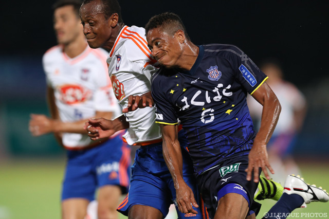 激しい競り合いをみせるマルキーニョス パラナ（甲府）とレオ シルバ（新潟）【明治安田Ｊ１ 2nd 第8節 甲府vs新潟】