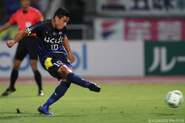 PKを決め、移籍加入後5試合で3得点目を挙げたドゥドゥ（甲府）【明治安田Ｊ１ 2nd 第8節 甲府vs新潟】