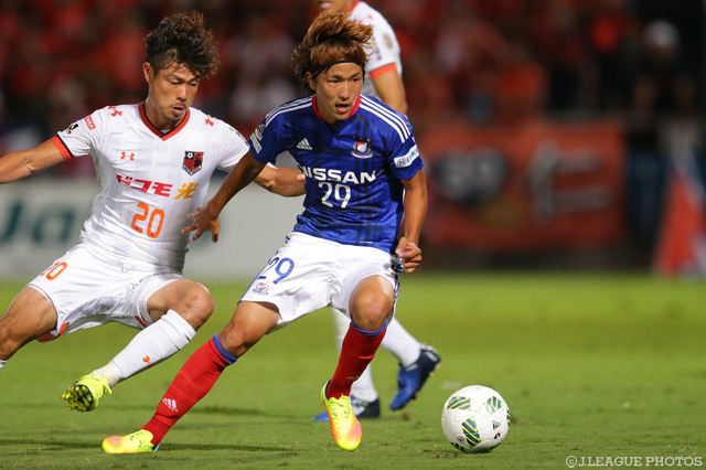 巧みなボール捌きで相手を翻弄する天野 純（横浜FM）【明治安田Ｊ１ 2nd 第8節 横浜FMvs大宮】