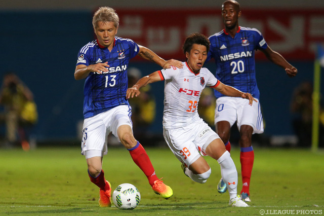 お互い譲らない競り合いをみせる小林 祐三（横浜FM）と泉澤 仁（大宮）【明治安田Ｊ１ 2nd 第8節 横浜FMvs大宮】