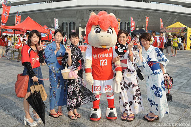 浴衣を着た女子サポーターとロアッソくんが記念撮影！【明治安田Ｊ２ 第29節 熊本vs千葉】