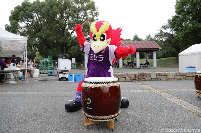 太鼓を叩くパーサくん【明治安田Ｊ２ 第29節 京都vs町田】