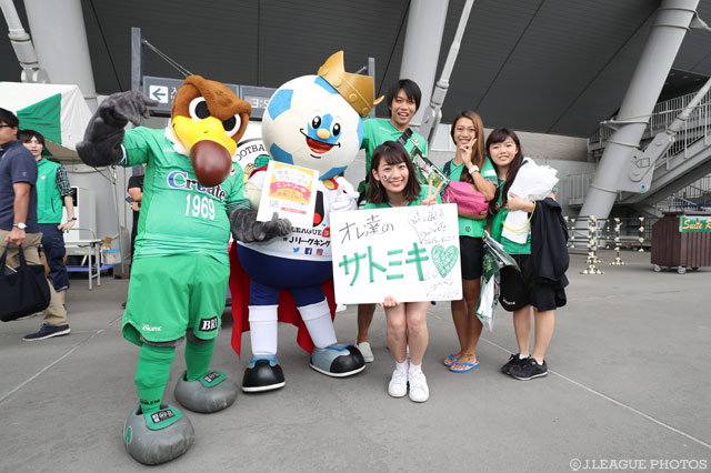 今年も「オレ達のサトミキ」を掲げてパシャり！【明治安田Ｊ２ 第29節 東京Ｖvs横浜FC】