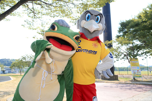 一平くんの頭を撫でるギラン【明治安田Ｊ２ 第29節 北九州vs愛媛】