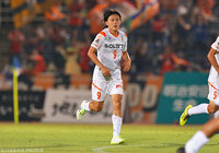 抑えの効いた同点ボレーを決めた安田晃大（愛媛）【明治安田Ｊ２ 第29節 北九州vs愛媛】