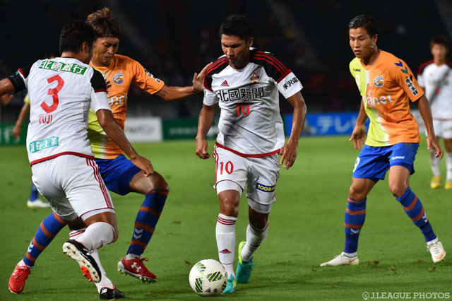 シュートでゴールに迫った熊谷 アンドリュー（金沢）【明治安田Ｊ２ 第29節 長崎vs金沢】