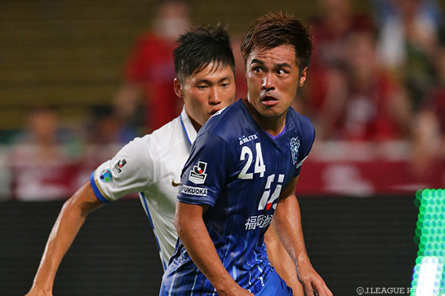 試合終了間際に1点を返した駒野 友一（福岡）【明治安田Ｊ１ 2nd 第8節 福岡vs鹿島】