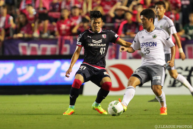 鋭いシュートで2試合連続ゴールを狙った山口 蛍（Ｃ大阪）【明治安田Ｊ２ 第29節 Ｃ大阪vs松本】