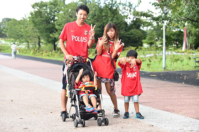 浦和のファン・サポーター一家。首位攻防戦に気合がみなぎります！【明治安田Ｊ１ 2nd 第9節 浦和vs川崎Ｆ】