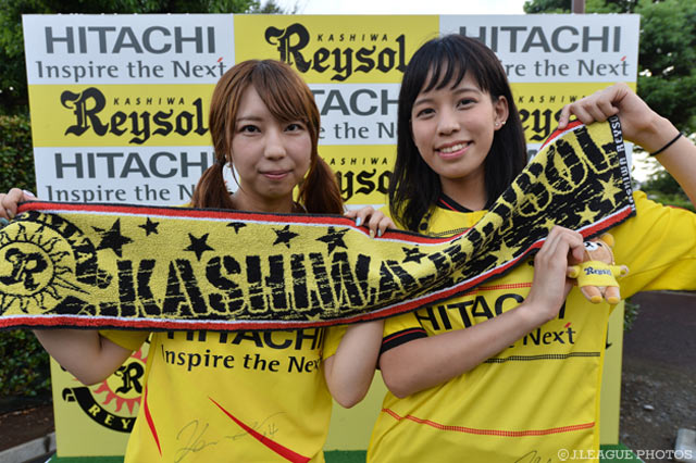柏のファン・サポーターの女子二人組がタオルマフラーを手にポーズ！【明治安田Ｊ１ 2nd 第9節 柏vs名古屋】