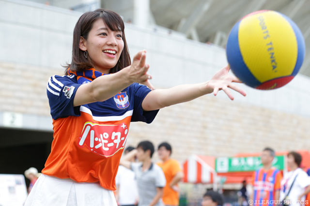 ボール遊びをする女子マネの佐藤 美希【明治安田Ｊ１ 2nd 第9節 新潟vs福岡】