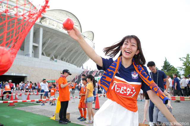 玉入れで弾けるような笑顔をみせる佐藤 美希【明治安田Ｊ１ 2nd 第9節 新潟vs福岡】