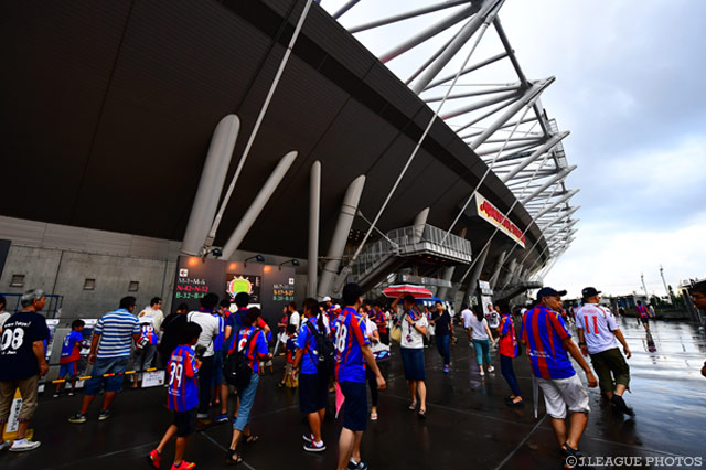 味の素スタジアムはあいにくの曇り空。ファン・サポーターの熱意で雨雲を吹き飛ばしましょう！【明治安田Ｊ１ 2nd 第9節 FC東京vs横浜FM】