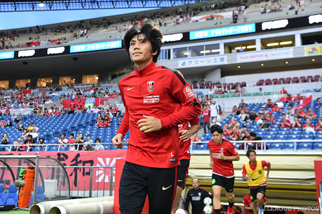 ウォームアップのため、ピッチへと駆け出す柏木 陽介【明治安田Ｊ１ 2nd 第9節 浦和vs川崎Ｆ】
