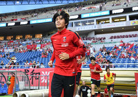 ウォームアップのため、ピッチへと駆け出す柏木 陽介【明治安田Ｊ１ 2nd 第9節 浦和vs川崎Ｆ】