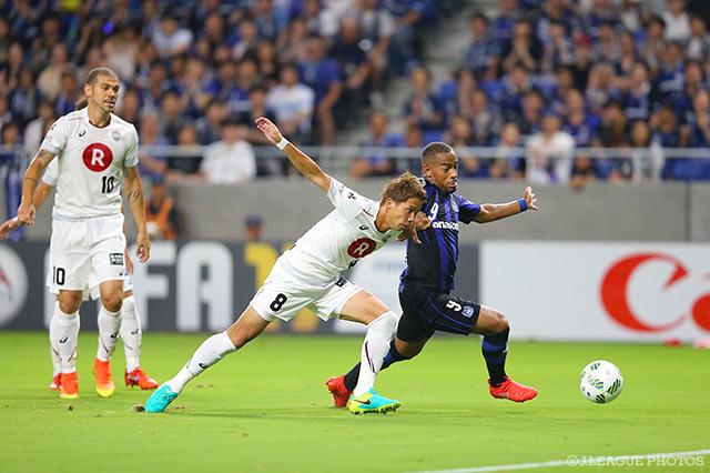 激しく競り合う高橋 祥平（神戸）とアデミウソン（Ｇ大阪）【明治安田Ｊ１ 2nd 第9節 Ｇ大阪vs神戸】