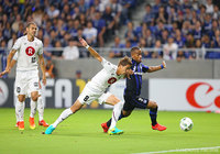 激しく競り合う高橋 祥平（神戸）とアデミウソン（Ｇ大阪）【明治安田Ｊ１ 2nd 第9節 Ｇ大阪vs神戸】