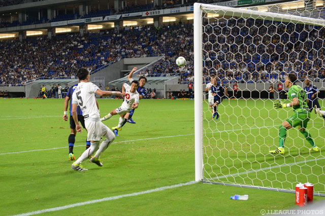 ボレーシュートでゴールに迫った遠藤 保仁（Ｇ大阪）【明治安田Ｊ１ 2nd 第9節 Ｇ大阪vs神戸】