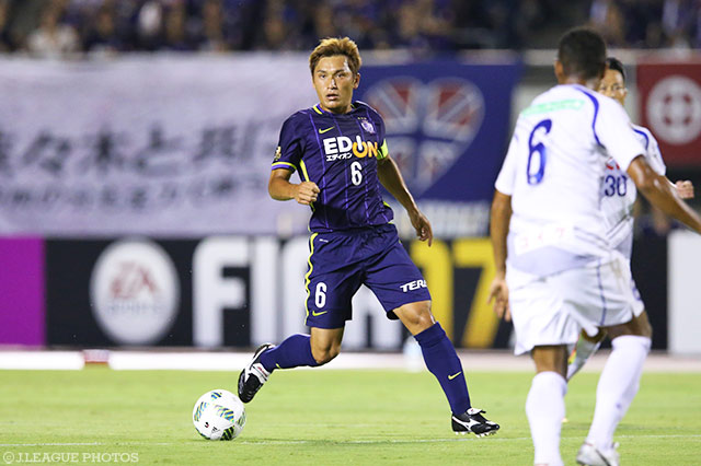 ミドルシュートで甲府ゴールを脅かした青山 敏弘（広島）【明治安田Ｊ１ 2nd 第9節 広島vs甲府】