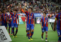 1点を守りきり、笑顔でスタンドの声援に応える FC東京の選手たち【明治安田Ｊ１ 2nd 第9節 FC東京vs横浜FM】