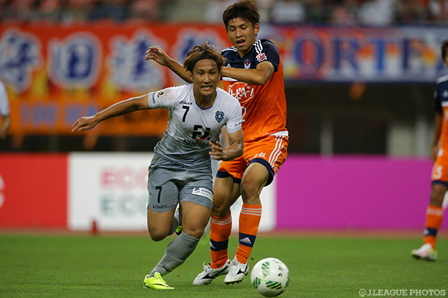 ドリブルで突破する金森 健志（福岡）【明治安田Ｊ１ 2nd 第9節 新潟vs福岡】