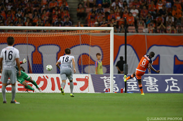 リードを広げるPKを決めたレオ シルバ（新潟）【明治安田Ｊ１ 2nd 第9節 新潟vs福岡】
