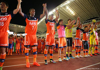 今季最多タイとなる3得点での快勝を喜ぶ新潟の選手たち【明治安田Ｊ１ 2nd 第9節 新潟vs福岡】