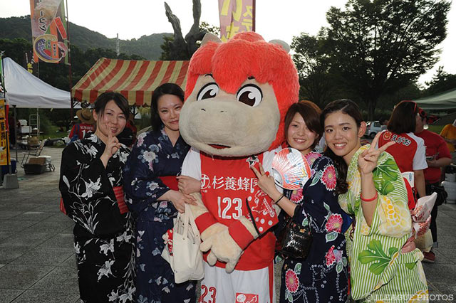 浴衣のお姉さんに挟まれ鼻高々なロアッソくん【明治安田Ｊ２ 第30節 熊本vs北九州】