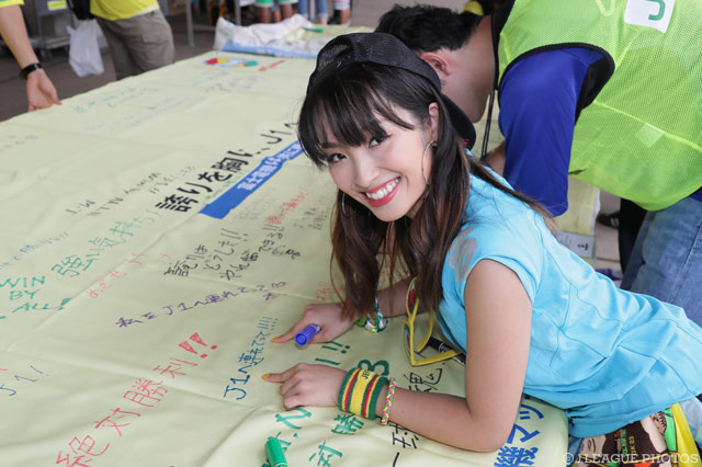 「Ｊ１へ連れてって!!!!」輝く笑顔でパシャり！【明治安田Ｊ２ 第30節 千葉vs岡山】