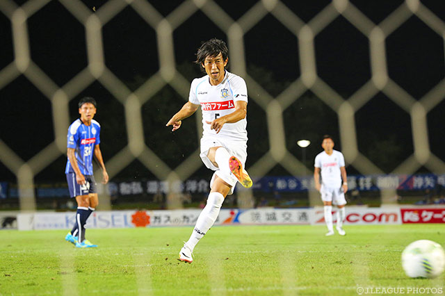 讃岐のＪ２アウェイ通算50点目となる同点PKを決めた渡邉【明治安田Ｊ２ 第30節 水戸vs讃岐】