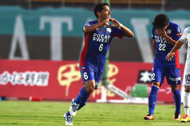 地を這う見事なミドルシュートを決めたカルリーニョス（徳島）【明治安田Ｊ２ 第30節 徳島vs東京Ｖ】