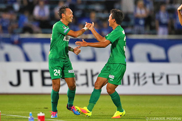 今季初得点となる先制ヘッドを流し込んだ難波 宏明（岐阜）【明治安田Ｊ２ 第30節 山形vs岐阜】