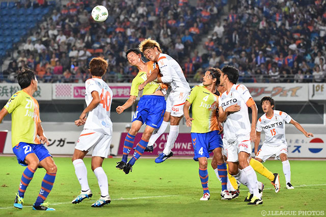 空中戦を展開する佐藤 洸一（長崎）と林堂 眞（愛媛）【明治安田Ｊ２ 第30節 長崎vs愛媛】