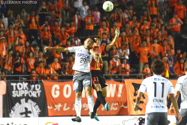 幾度となく熱い競り合いを見せたユン シンヨン（山口）と高崎 寛之（松本）【明治安田Ｊ２ 第30節 山口vs松本】