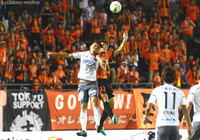 幾度となく熱い競り合いを見せたユン シンヨン（山口）と高崎 寛之（松本）【明治安田Ｊ２ 第30節 山口vs松本】