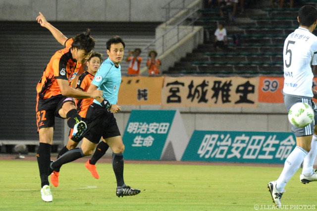 両チーム最多タイとなる3本のシュートを放った中山 仁斗（山口）【明治安田Ｊ２ 第30節 山口vs松本】