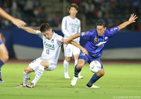 激しく火花を散らす高橋 駿太（群馬）と谷澤 達也（町田）【明治安田Ｊ２ 第30節 町田vs群馬】