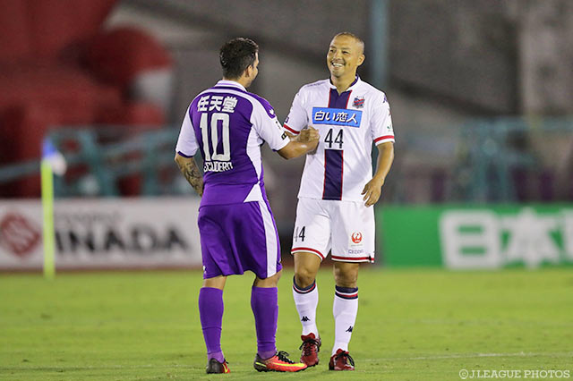 浦和時代のチームメイト、エスクデロ 競飛王（京都）と握手を交わす小野 伸二（札幌）【明治安田Ｊ２ 第30節 京都vs札幌】