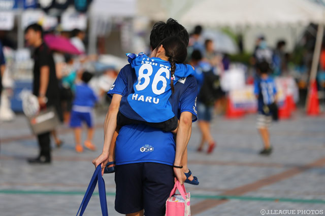 試合が始まるまで、お父さんの背中でお昼寝タイム【明治安田Ｊ１ 2nd 第10節 福岡vs磐田】