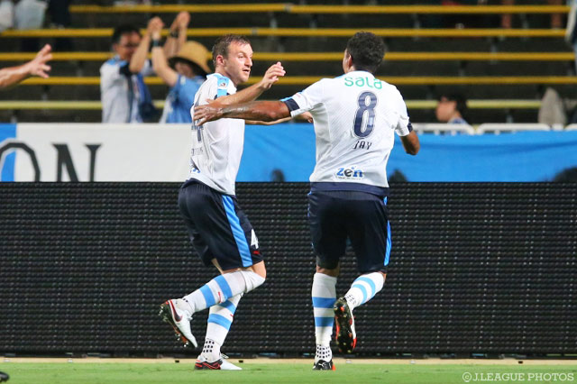 Ｊリーグ初得点となる逆転ヘッドを決めたパパドプーロス（磐田）【明治安田Ｊ１ 2nd 第10節 福岡vs磐田】