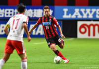 オウンゴールを誘発するクロスを入れた福森 晃斗（札幌）【明治安田Ｊ２ 第12節 札幌vs熊本】