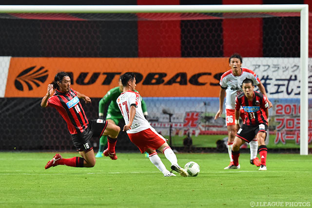 果敢なシュートで古巣ゴールに迫った岡本 賢明（熊本）【明治安田Ｊ２ 第12節 札幌vs熊本】