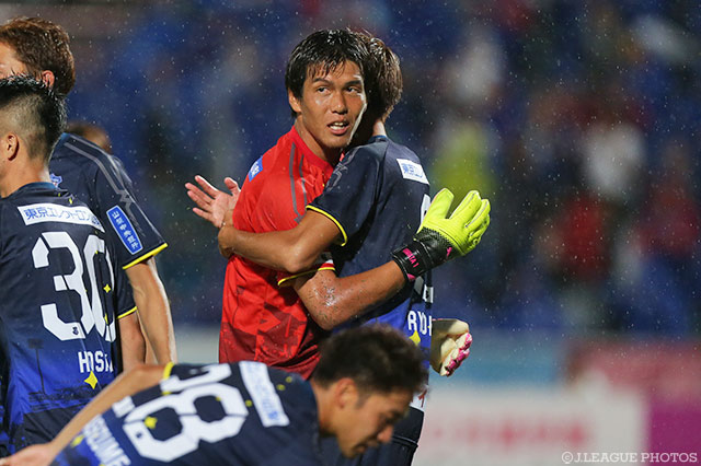 鋭い読みで見事にPKをストップした河田 晃兵（甲府）【明治安田Ｊ１ 2nd 第10節 甲府vs大宮】