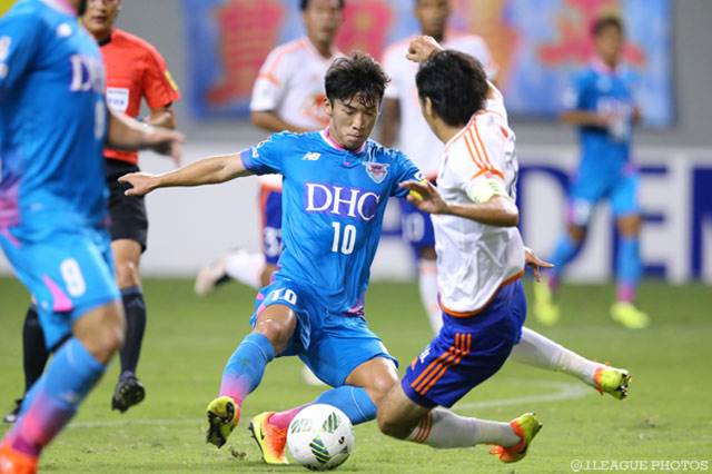 激しい球際での勝負を見せる両チームの選手たち【明治安田Ｊ１ 2nd 第10節 鳥栖vs新潟】