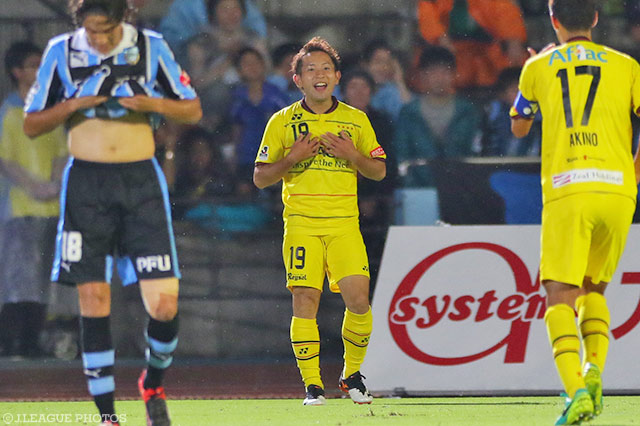 ゴールラッシュを締め括る5点目を決めた中川 寛斗（柏）【明治安田Ｊ１ 2nd 第10節 川崎Ｆvs柏】