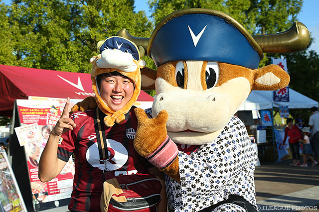 モーヴィとモーヴィの被り物をしたサポーター【明治安田Ｊ１ 2nd 第10節 神戸vs浦和】