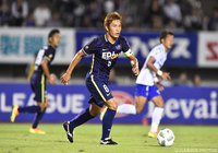 開始直後にシュートを放つなど積極的に攻撃に絡んだ青山 敏弘（広島【ＹＬＣ 準々決勝 第1戦 広島vsＧ大阪】